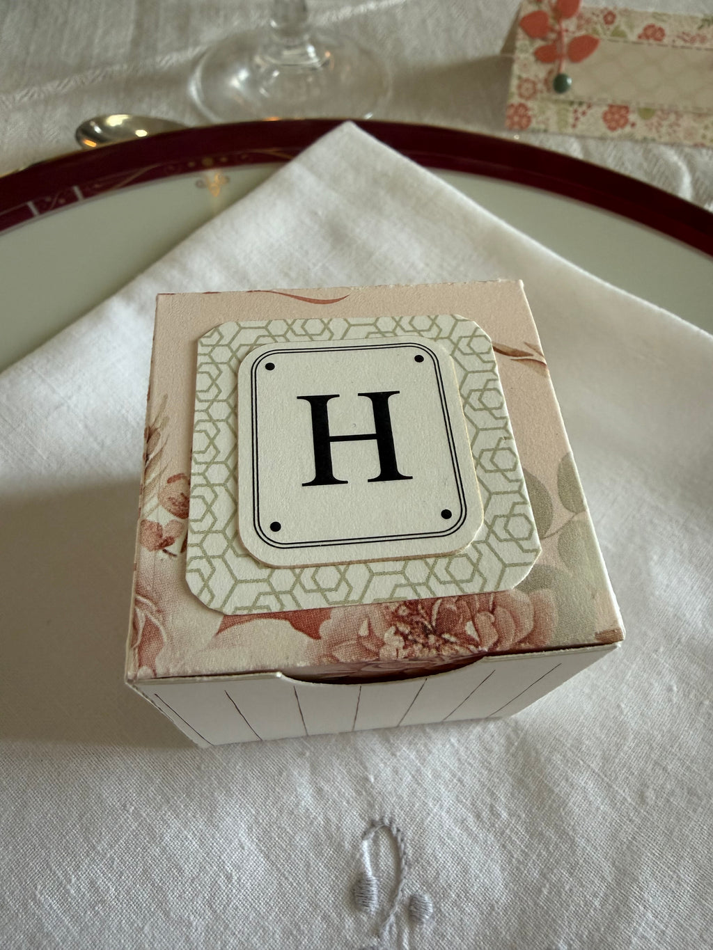 Petite boîte cadeau invité personnalisée