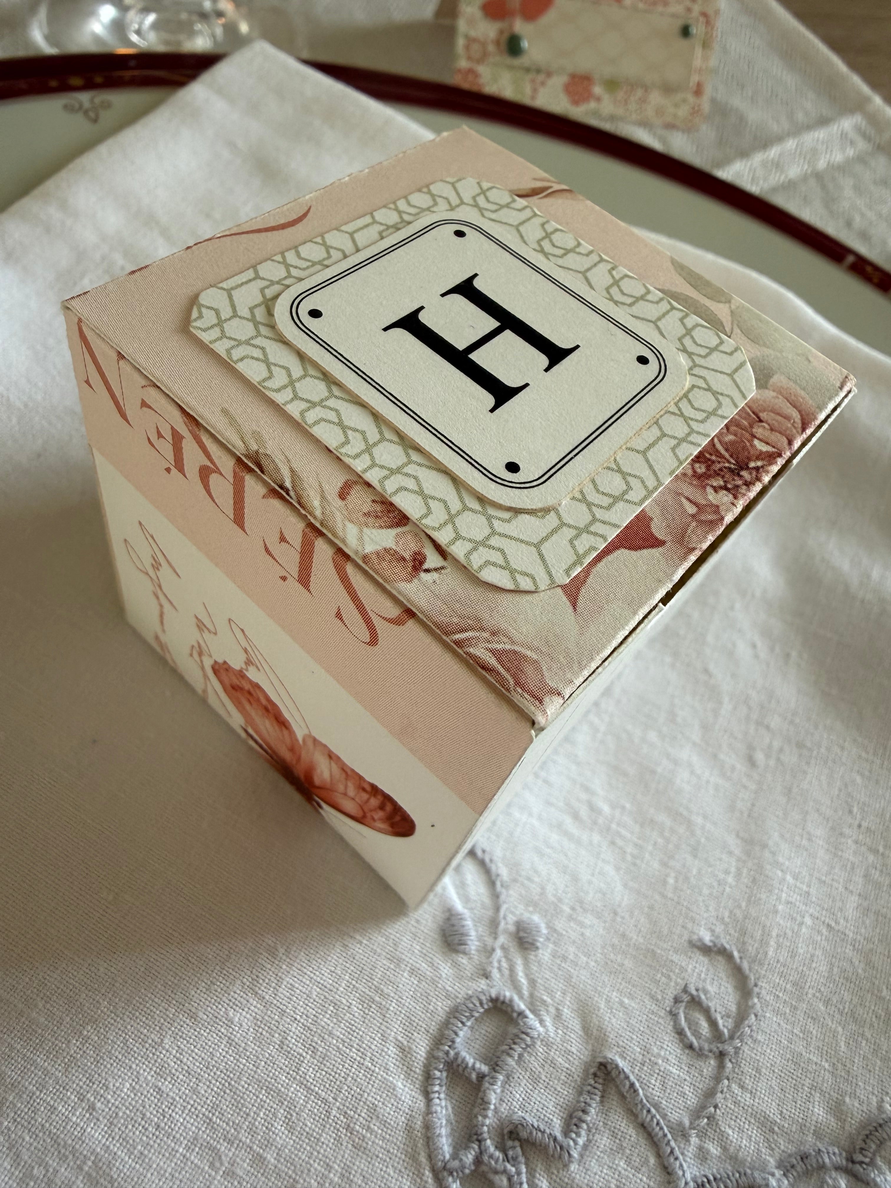 Petite boîte cadeau invité personnalisée